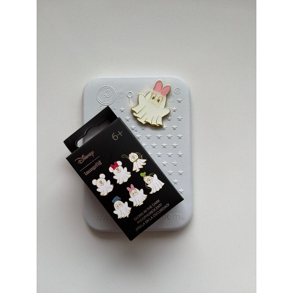 Daisy Ghost BoxLunch pin - Mickey and Friends Ghosts glow in the dark